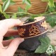 Bracelet manchette artisanal en cuir brun avec Feuille de Chêne et Triquetra noeud celtique, bijou médiéval fantasy homme