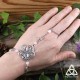 Bracelet de main pour mariage médiéval fantasy, orné d'une grande fleur elfique argentée et Péristérite blanche