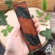 Marque page artisanal et médiéval fantasy en cuir repoussé marron brun orné de Feuilles de Chêne vert foncé