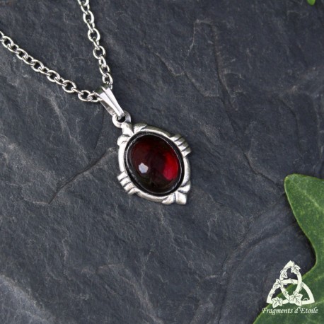 	Collier victorien orné d'un Grenat naturel ovale rouge foncé sur un pendentif argenté et patiné pour un effet ancien