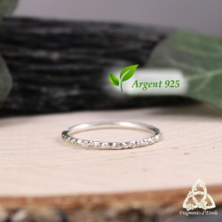 Bague artisanale et féerique en argent massif avec une texture martelée aux beaux reflets, taille 55.