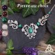 Collier plastron médiéval elfique orné de volutes végétales Art Nouveau aux petites feuilles argentées et pierre gemme naturelle