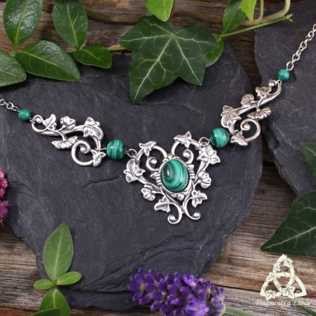 	Collier plastron médiéval elfique orné de volutes végétales Art Nouveau aux petites feuilles argentées et Malachite vert forêt