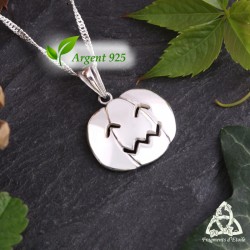 Pendentif artisanal orné d'une tête de Citrouille Malicieuse en argent 925 pour un Halloween magique