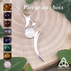 Pendentif médiéval fantasy en argent 925 orné d'un ruban elfique ondulant autour d'un cabochon en pierre naturelle