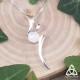 Pendentif médiéval fantasy en argent 925 ruban elfique ondulant autour d'une Pierre Lune arc-en-ciel blanche pour mariage