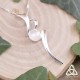 Pendentif médiéval fantasy en argent 925 ruban elfique ondulant autour d'une Pierre Lune arc-en-ciel blanche pour mariage