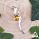 Pendentif médiéval fantasy en argent 925 ruban elfique ondulant autour d'une Ambre orangée pour mariage féerique