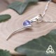 Collier médiéval fantasy en argent 925 ruban elfique ondulant autour d'une Tanzanite bleu clair pour mariage féerique