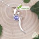 Collier médiéval fantasy en argent 925 ruban elfique ondulant autour d'une Tanzanite bleu clair pour mariage féerique