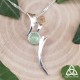 Collier médiéval fantasy en argent 925 ruban elfique ondulant autour d'une Aventurine vert pastel pour mariage féerique