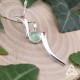 Collier médiéval fantasy en argent 925 ruban elfique ondulant autour d'une Aventurine vert pastel pour mariage féerique