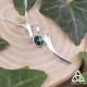 Collier médiéval fantasy en argent 925 ruban elfique ondulant autour d'une Malachite vert forêt pour mariage féerique