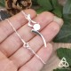 Pendentif médiéval fantasy en argent 925 orné d'un ruban elfique ondulant autour d'un cabochon en pierre naturelle