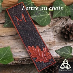 Marque-page médiéval et artisanal en cuir orné de feuilles de chêne et personnalisé avec votre initiale