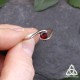 Bague féerique et fantasy en argent 925 orné d'un entrelacs elfique et d'un Grenat rouge à  facettes, taille 53