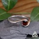 Bague féerique et fantasy en argent 925 orné d'un entrelacs elfique et d'un Grenat rouge à  facettes, taille 53