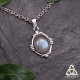 Collier victorien orné d'une Labradorite grise reflet bleu sur un pendentif argenté et patiné pour un effet ancien