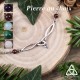 Collier médiéval fin Triquetra et entrelacs celtiques argentés entourés de pierre fine naturelle.