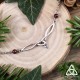 Collier médiéval fin Triquetra et entrelacs celtiques argentés entourés de Grenat rouge foncé.