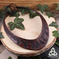 Collier plastron artisanal en cuir marron orné de volutes et feuilles pour mariage médiéval fantasy, féerique ou celtique