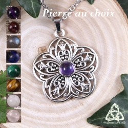 Collier médiéval fantasy au pendentif orné d'une grande fleur elfique argentée avec cabochon rond en pierre naturelle