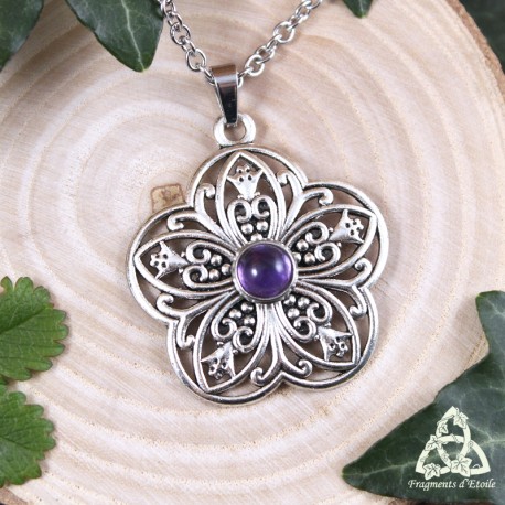 Collier médiéval fantasy au pendentif orné d'une grande fleur elfique argentée avec cabochon rond en Améthyste violette