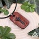 Collier artisanal en cuir au pendentif rectangulaire marron orné de la Rune de protection Elhaz, médiéval fantasy