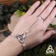 Bracelet de main féerique Triquetra ornée d'entrelacs en acier inoxydable et Pierre Lune blanche, pour mariage médiéval