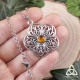 Collier médiéval fantasy au pendentif orné d'une grande fleur elfique argentée avec cabochon rond en Ambre orangée