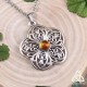 Collier médiéval fantasy au pendentif orné d'une grande fleur elfique argentée avec cabochon rond en Ambre orangée