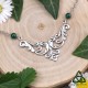 Collier médiéval fantasy et elfique orné de volutes Art Nouveau argentées et Malachite verte, pour mariage médiéval fantasy
