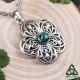 Collier médiéval fantasy au pendentif orné d'une grande fleur elfique argentée avec cabochon rond en Malachite vert foncé