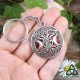Porte clés ésotérique pour Sorcière orné d'un Arbre de Vie avec au centre une Triple Lune et un Pentagracle argenté.