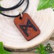 	Collier artisanal en cuir au pendentif rectangulaire marron orné de la Rune d'équilibre et d'harmonie Mannaz, médiéval fantasy