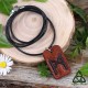 	Collier artisanal en cuir au pendentif rectangulaire marron orné de la Rune d'équilibre et d'harmonie Mannaz, médiéval fantasy