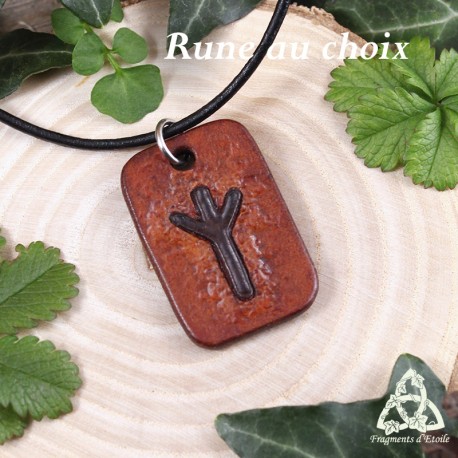 Collier artisanal et personnalisable en cuir au pendentif rectangulaire marron orné d'une Rune nordique, médiéval fantasy