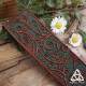 Marque page artisanal en cuir marron et vert médiéval fantasy orné de Volutes elfiques et Art Nouveau pour livre ou grimoire