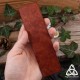 Marque page artisanal en cuir marron et vert médiéval fantasy orné de Volutes elfiques et Art Nouveau pour livre ou grimoire