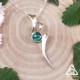 Collier médiéval fantasy en argent 925 ruban elfique ondulant autour d'une Tourmaline vert émeraude, pour mariage féerique