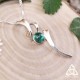 Collier médiéval fantasy en argent 925 ruban elfique ondulant autour d'une Tourmaline vert émeraude, pour mariage féerique
