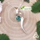 Collier médiéval fantasy en argent 925 ruban elfique ondulant autour d'une Tourmaline vert émeraude, pour mariage féerique