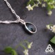 Zoom sur la topaze bleue facettée sertie clos, bijou elfique en argent