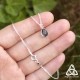 Vue en main du collier en topaze bleue et argent 925, bijou fait main fantasy