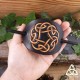 Barrette artisanale en cuir Tarmael dans la main pour l'échelle, à offrir ou pour un mariage médiéval fantasty