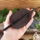 Dos de la barrette en cuir Tarmael avec baguette en bois, pour fixation à votre coiffure