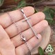 Collier Gilmegil en acier inoxydable tenu dans une main – vue du pendentif épée pour montrer sa taille réelle