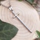 Détail du collier fantasy Gilmegil en acier inoxydable – vue rapprochée du pendentif épée sous un angle latéral