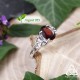 Bague celtique Ceangal en argent 925 avec Grenat ovale rouge foncé, bijou médiéval fantasy, vue rapprochée