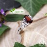 Bague celtique Ceangal en argent 925 avec Grenat ovale rouge foncé, bijou médiéval fantasy, vue rapprochée